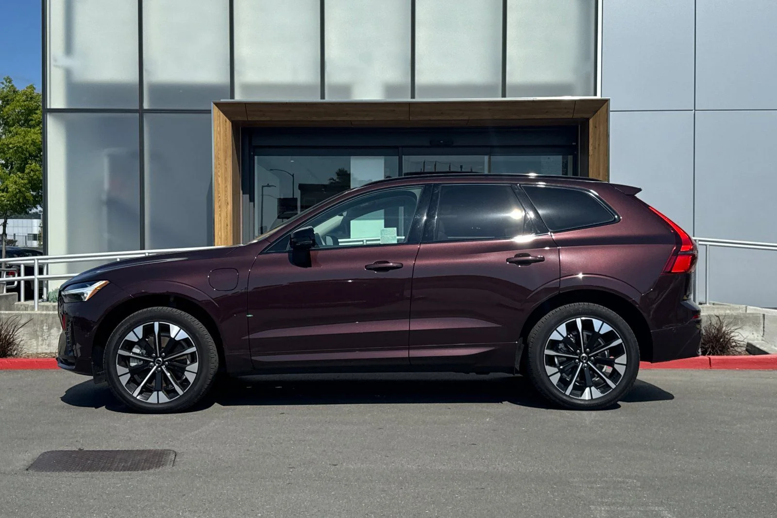 New 2026 Mulberry Red Volvo T8 Ultra image 5