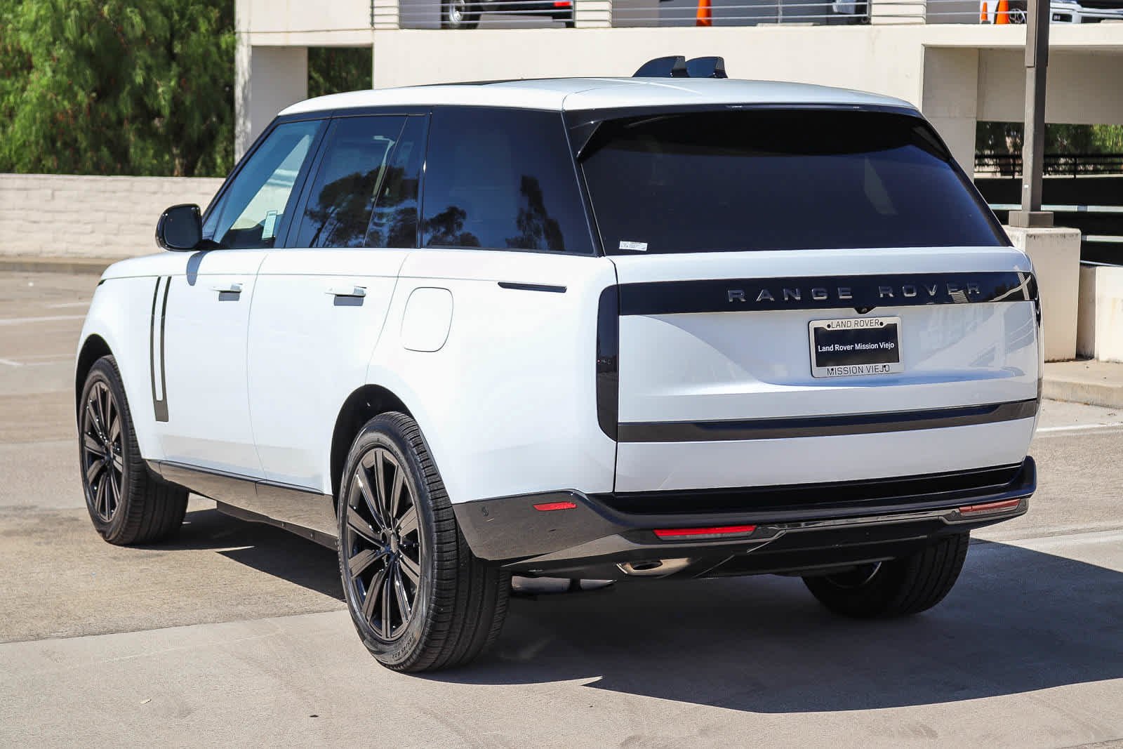 New 2026 Fuji White Land Rover SE image 5