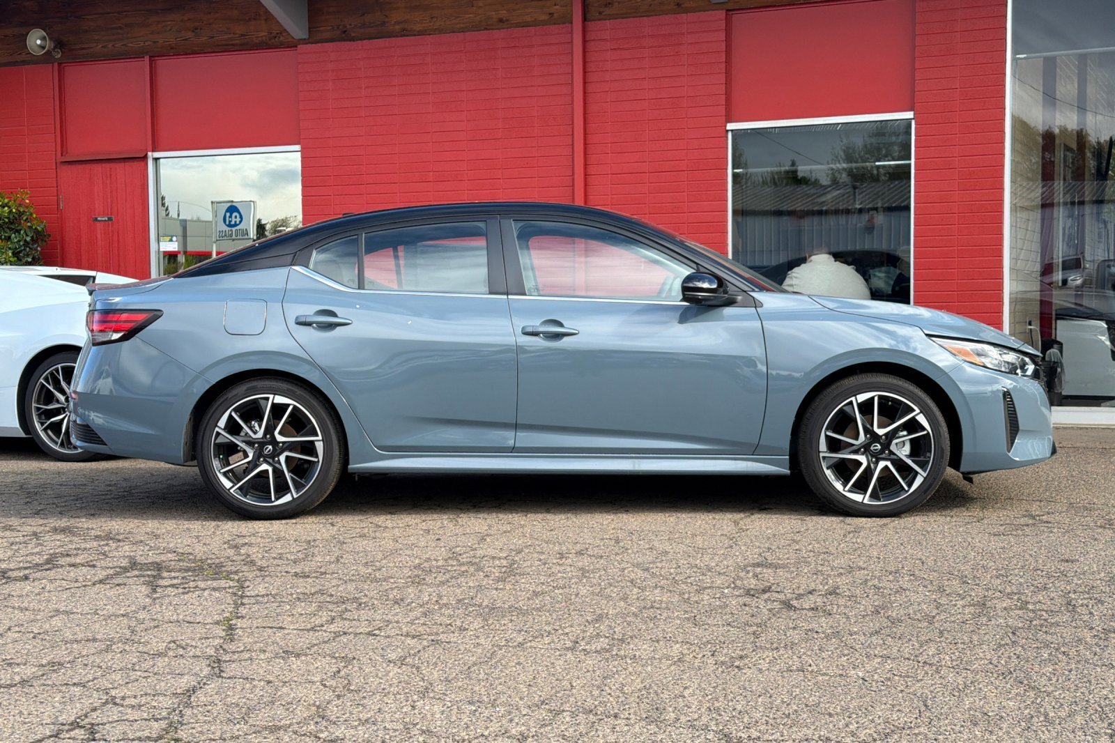 New 2025 Atlantic Gray Metallic/Super Black Nissan SR image 3