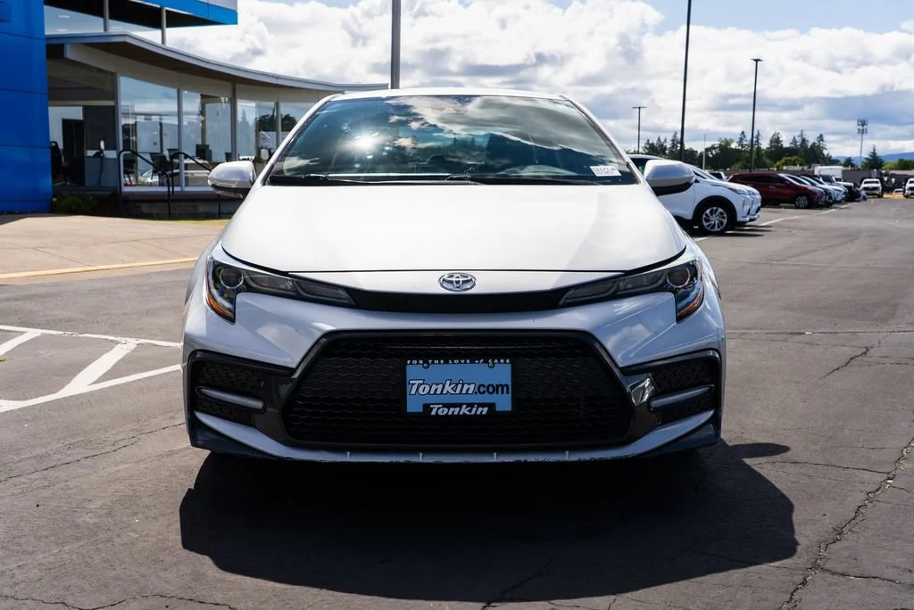 Used 2021  Toyota SE image 7
