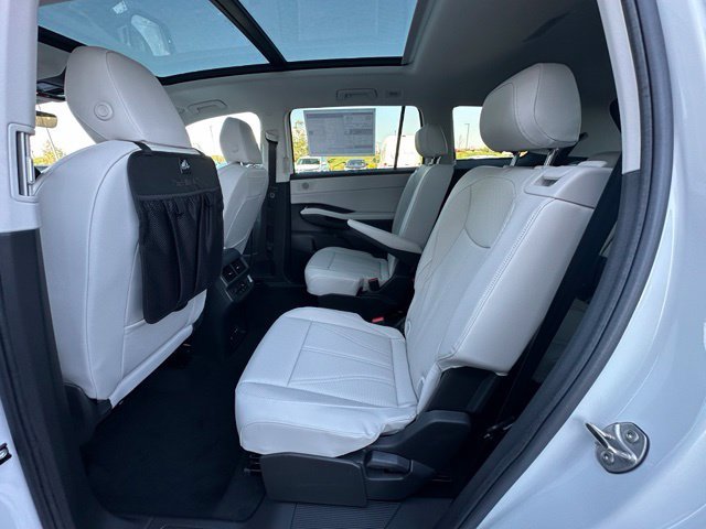 New 2027 White Volkswagen SE w/Technology image 27