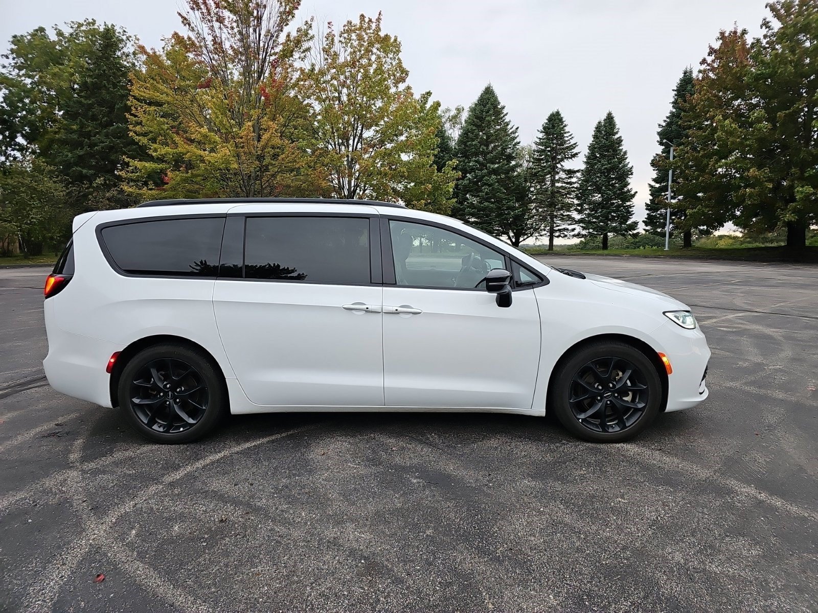 Certified Used 2025 Bright White Clearcoat Chrysler Limited image 3