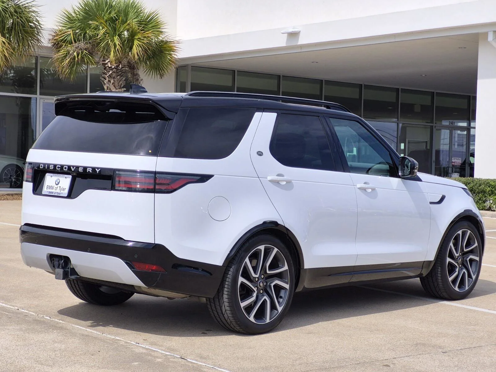 Used 2024 Fuji White Land Rover Metropolitan Edition image 4