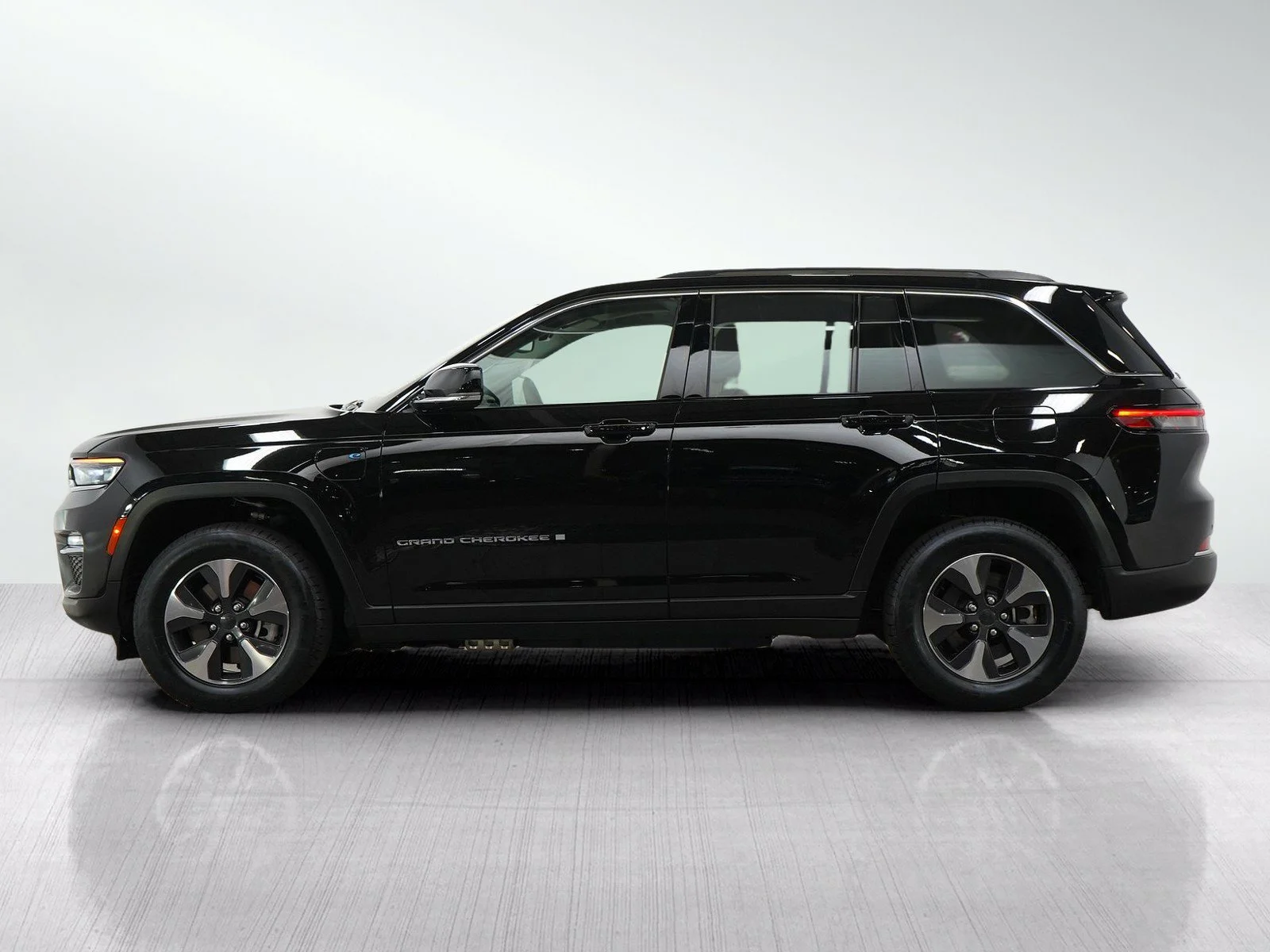 Used 2024 Jeep Grand Cherokee 4xe with VIN 1C4RJYB64RC685152 for sale in Burnsville, Minnesota