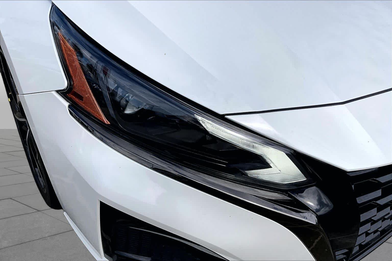 Used 2023 Pearl White Tricoat Nissan 2.5 SR image 27