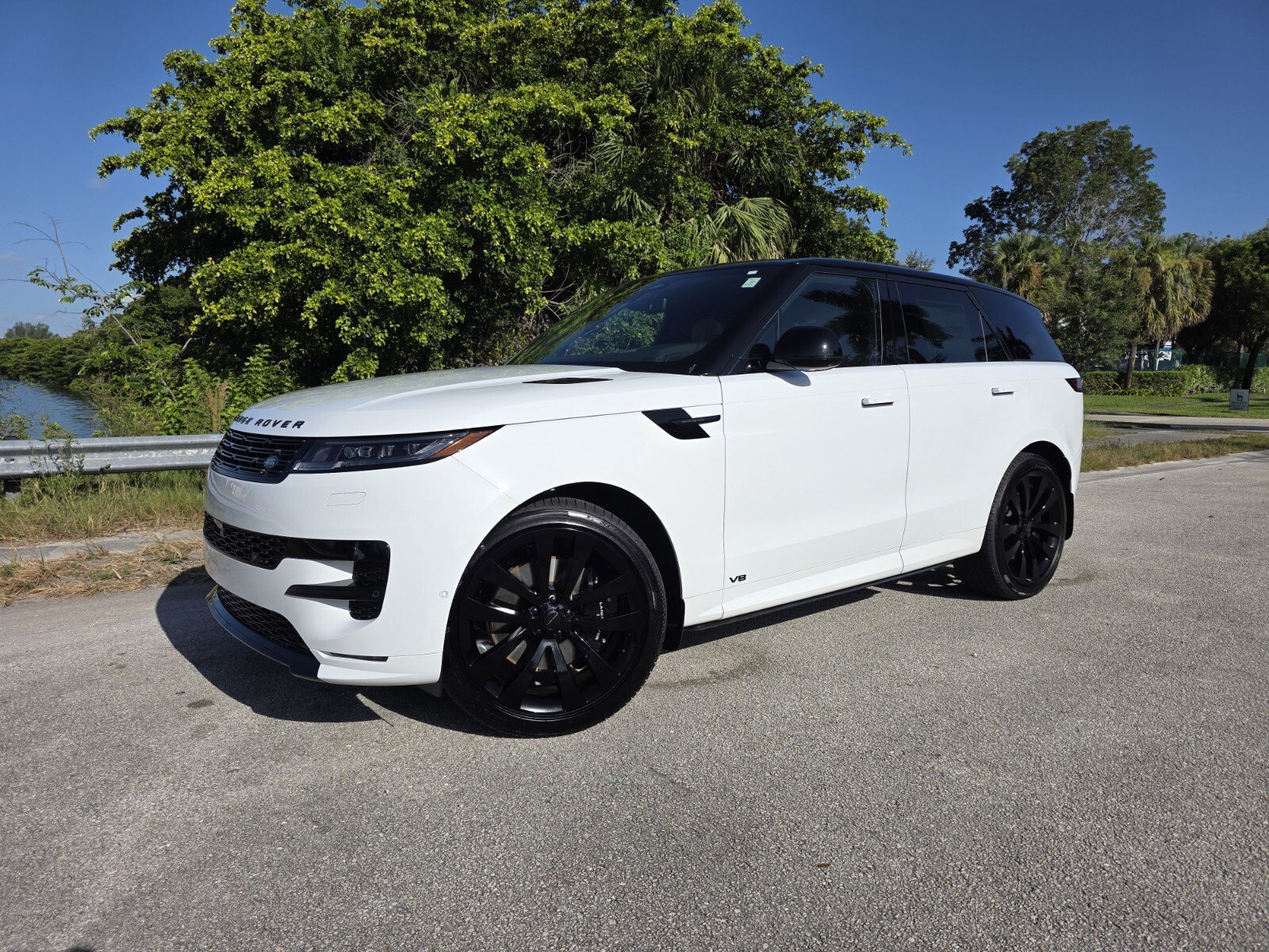 New 2026 Fuji White LAND ROVER Autobiography image 1