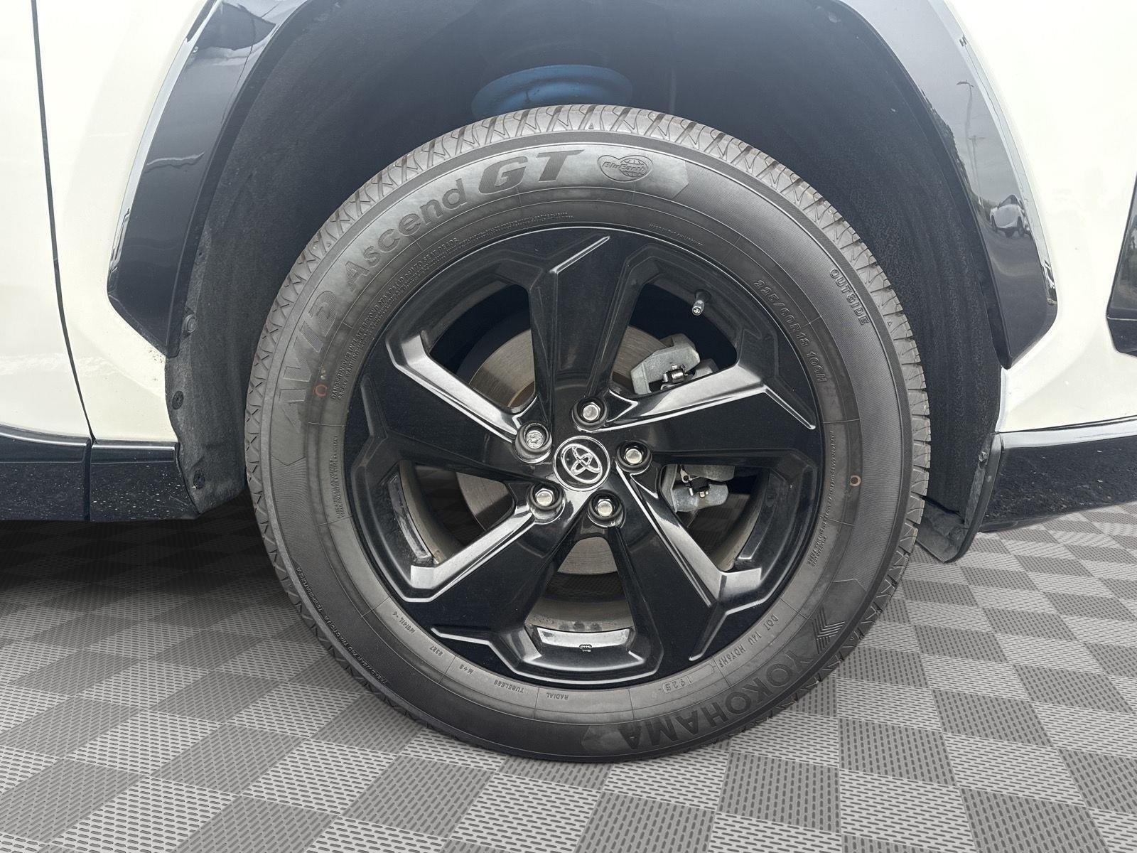 Used 2020 Blizzard Pearl w/Midnight Black Metallic Roof Toyota Hybrid XSE image 10