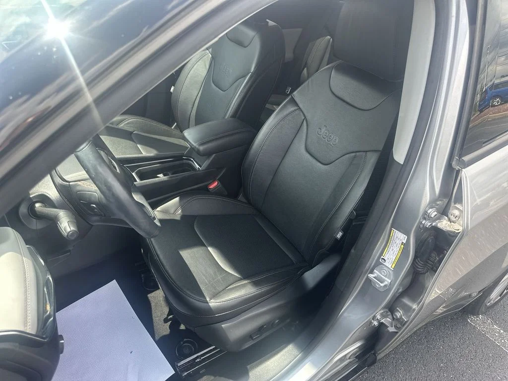 Used 2022 Silver Jeep Limited image 17