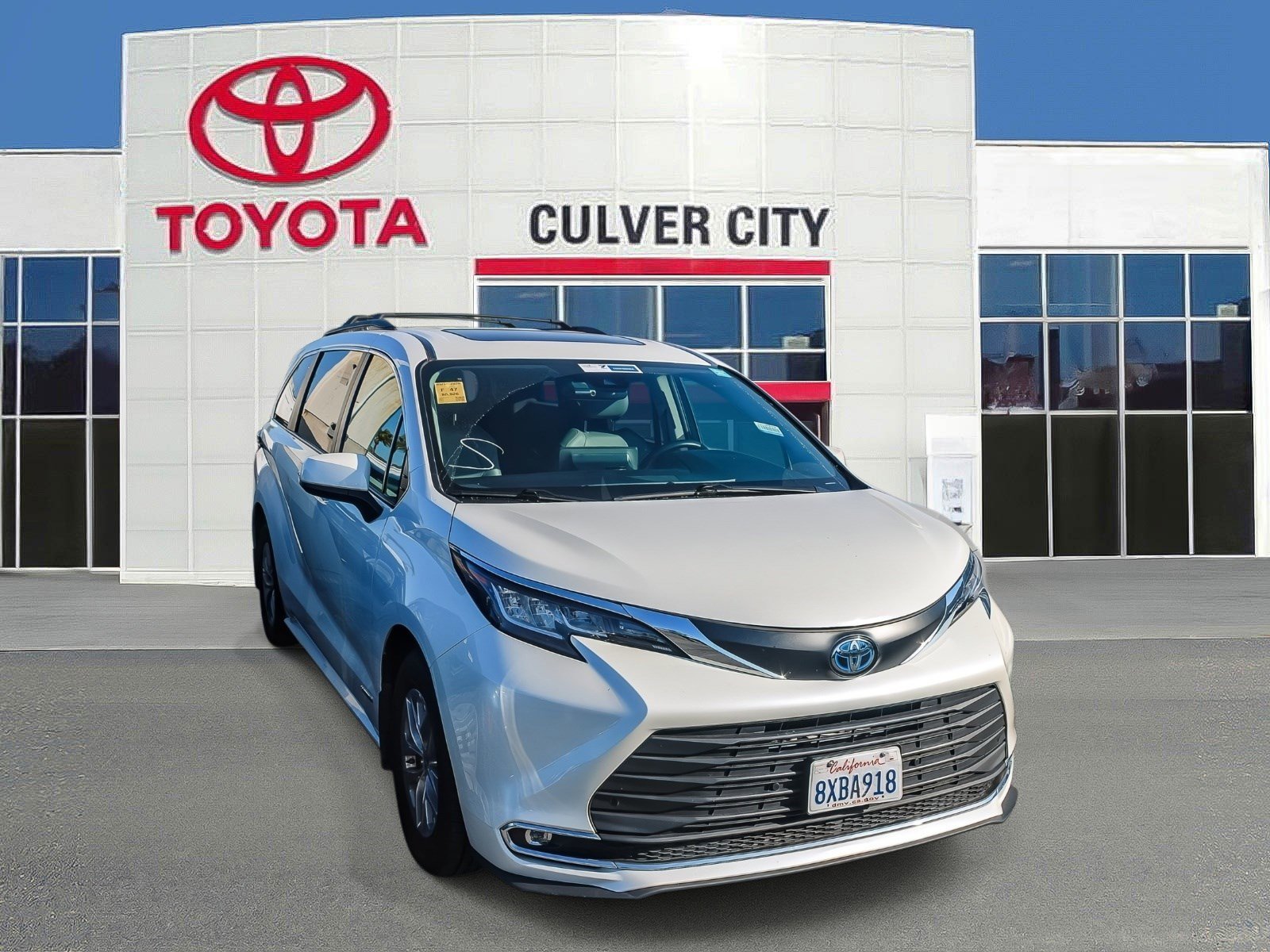 2021 Toyota Sienna XLE 8-Passenger Hybrid FWD's photo
