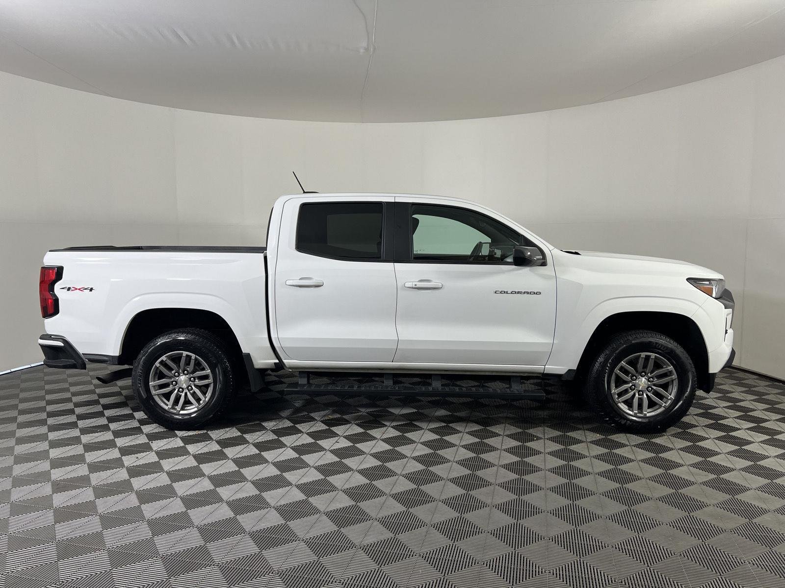 Used 2024 Summit White Chevrolet 4WD LT image 21
