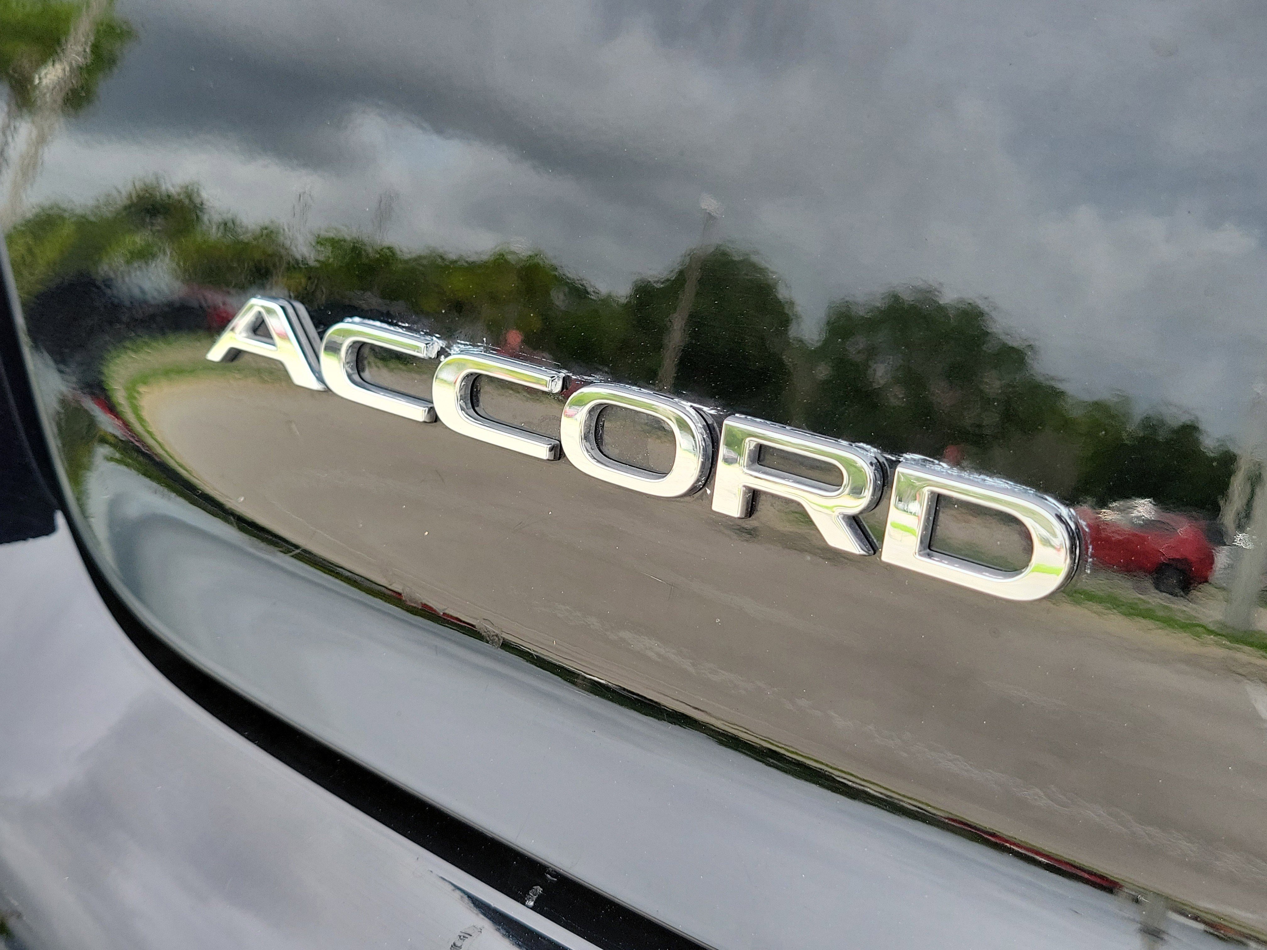 Used 2025 Platinum White Pearl Honda SE image 8