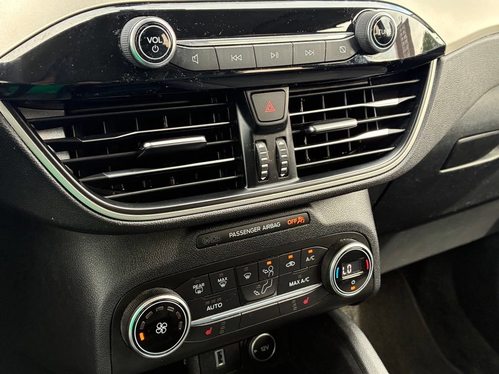 Used 2020  Ford SE image 26
