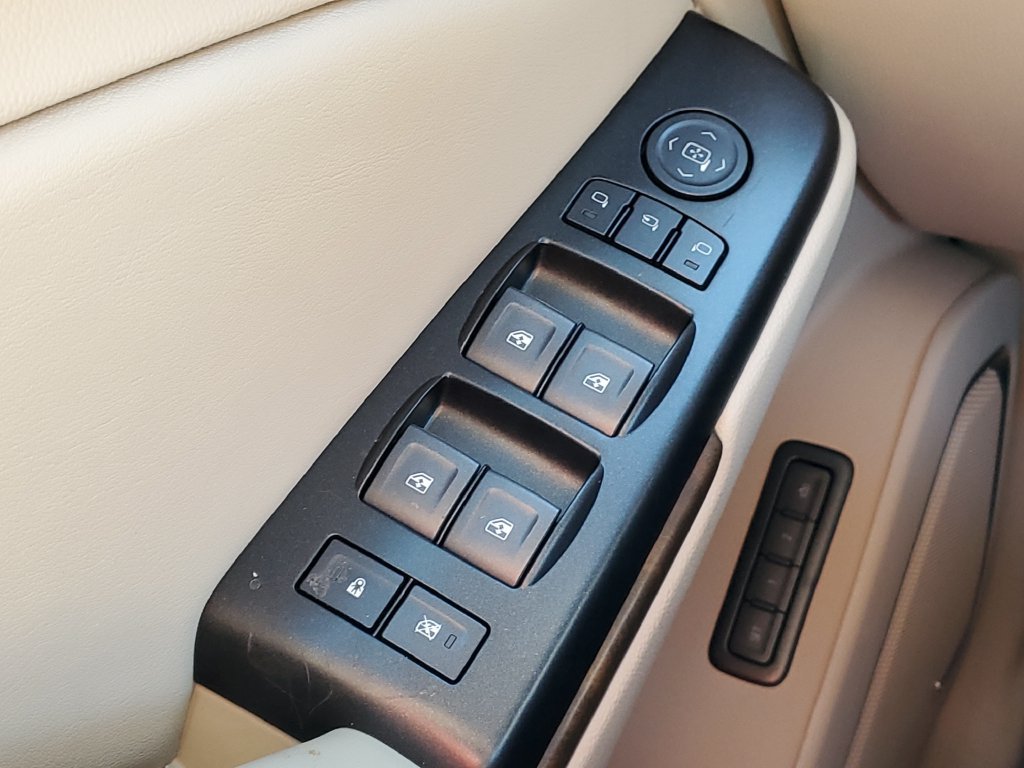 Used 2020 White GMC Denali image 19