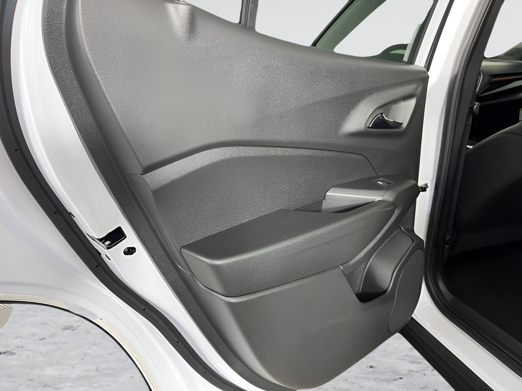 Used 2025 Summit White Chevrolet 2RS image 11