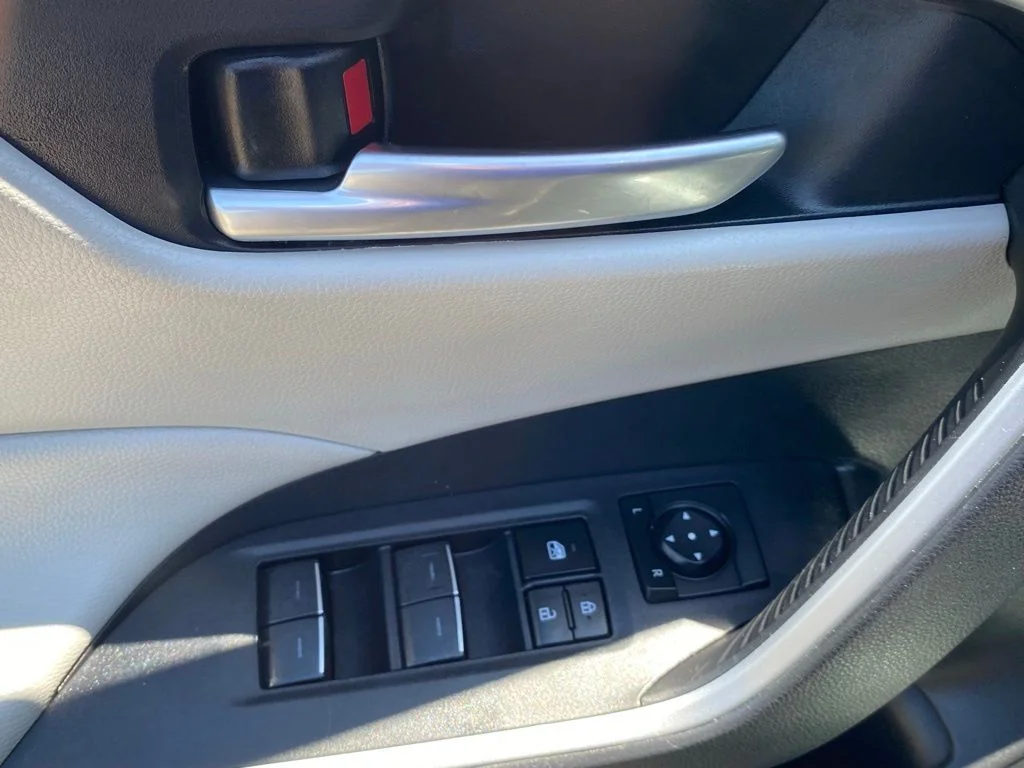 Used 2025 Silver Toyota XLE image 22