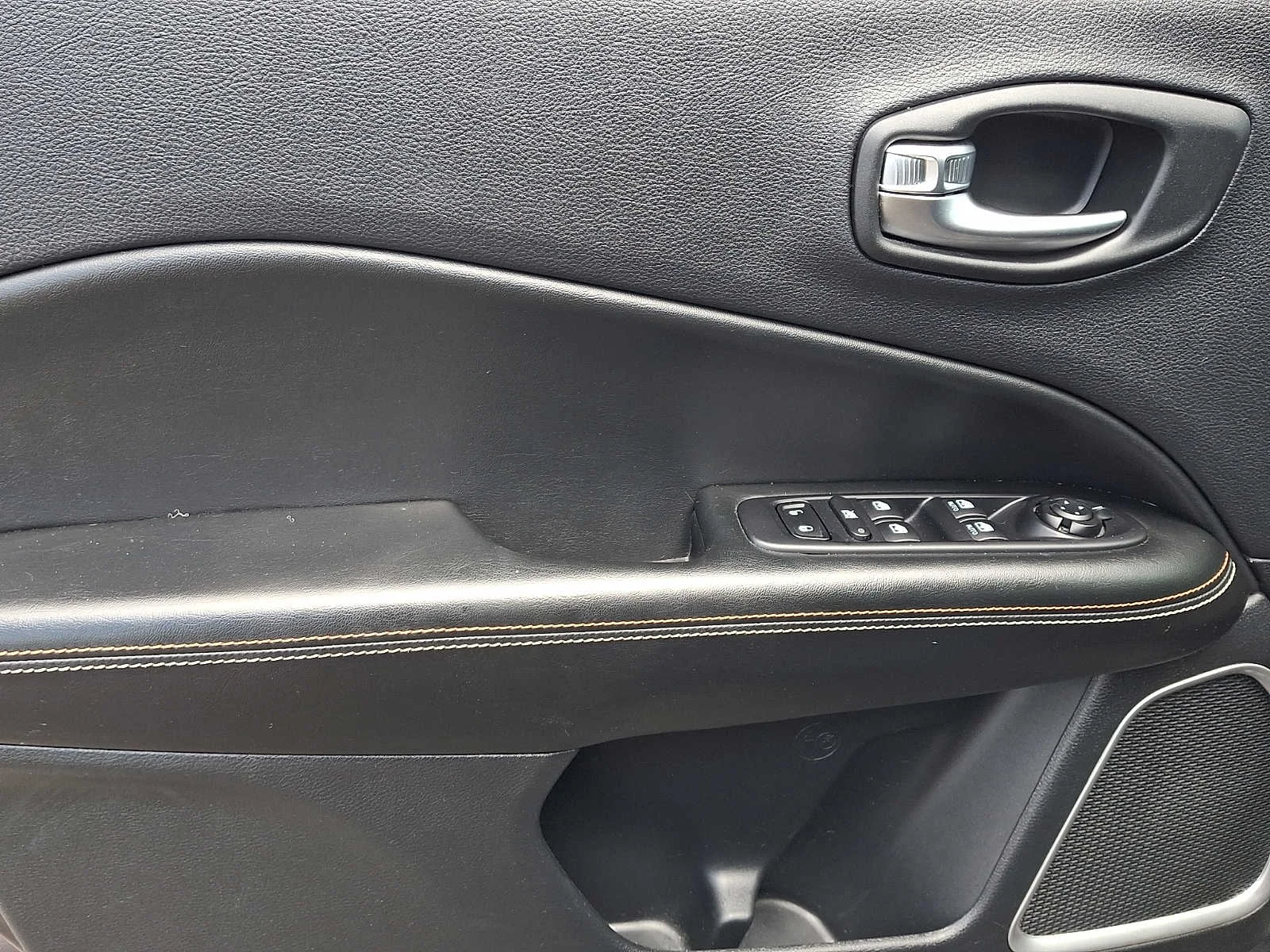 Used 2020 Granite Crystal Clearcoat Metallic Jeep Latitude image 12