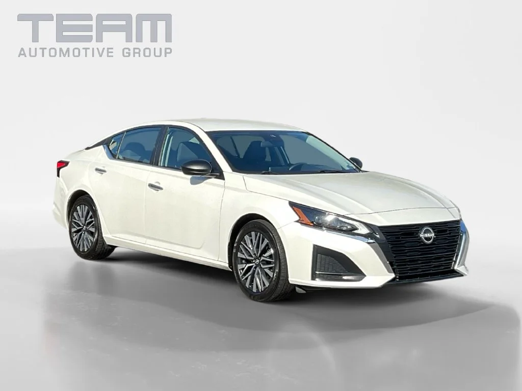 Used 2025 White Nissan 2.5 SV image 1