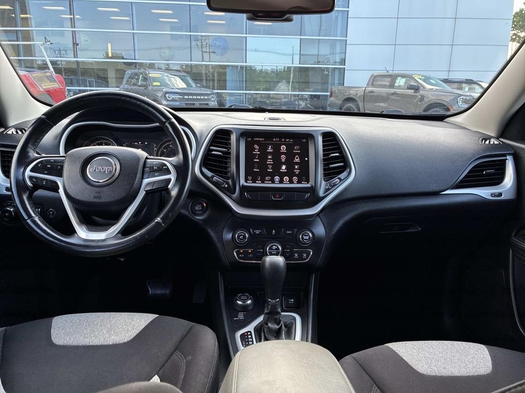Used 2014 Silver Jeep Latitude image 18