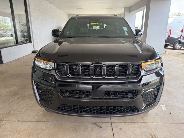 New 2026 Diamond Black Crystal Pearl-Coat Exterior Paint Jeep Limited image 10