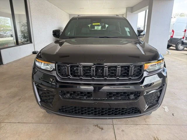 New 2026 Diamond Black Crystal Pearl-Coat Exterior Paint Jeep Limited image 10