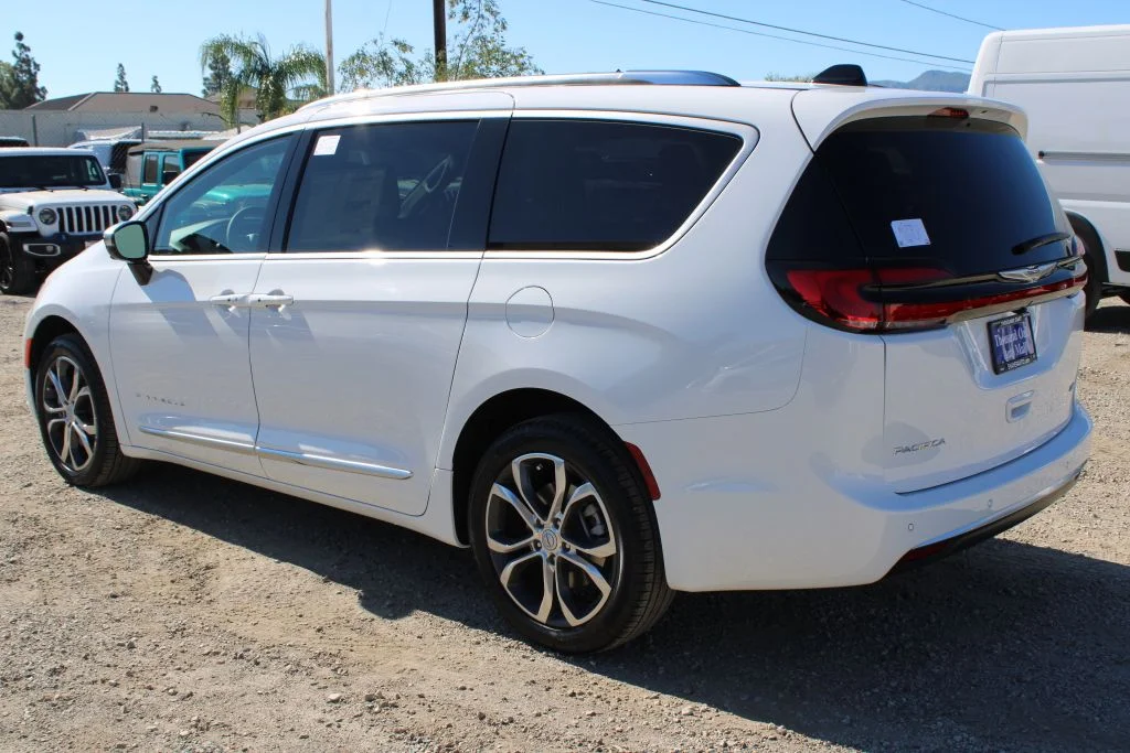 New 2026 Bright White Clear-Coat Exterior Paint Chrysler Pinnacle image 6