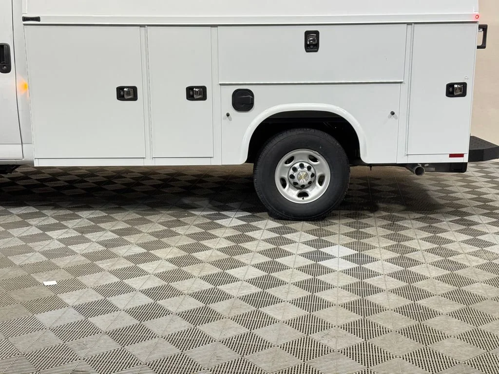 New 2026 Summit White Chevrolet 1WT image 6