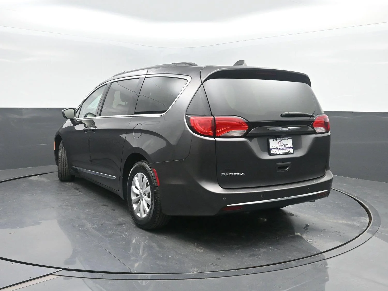 Used 2017 Granite Crystal Metallic Clearcoat Chrysler Touring-L image 40