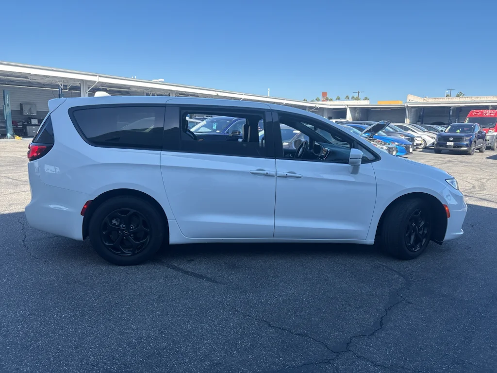 Used 2022 Bright White Clearcoat Chrysler Hybrid Touring L image 8