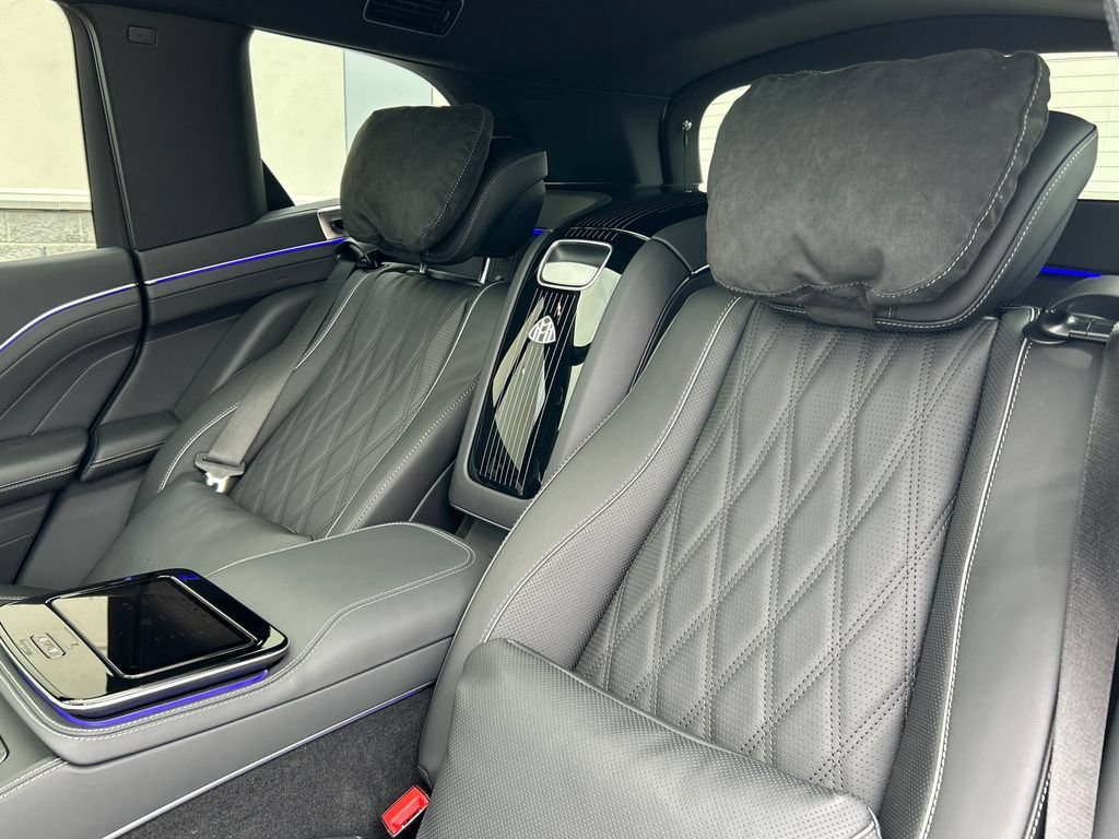 New 2026 MANUFAKTUR Moonlight White Metallic Mercedes-Benz Maybach GLS 600 image 64