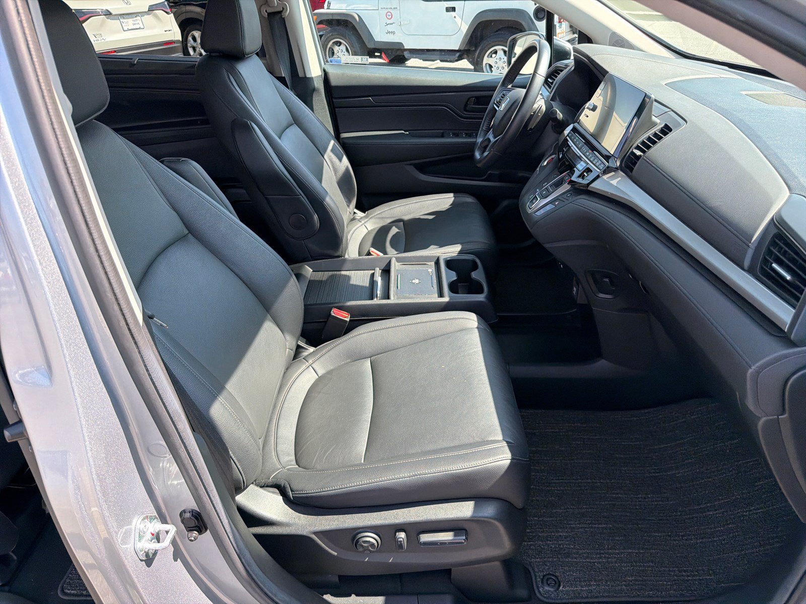 Certified Used 2025 Solar Silver Metallic Honda EX-L image 13