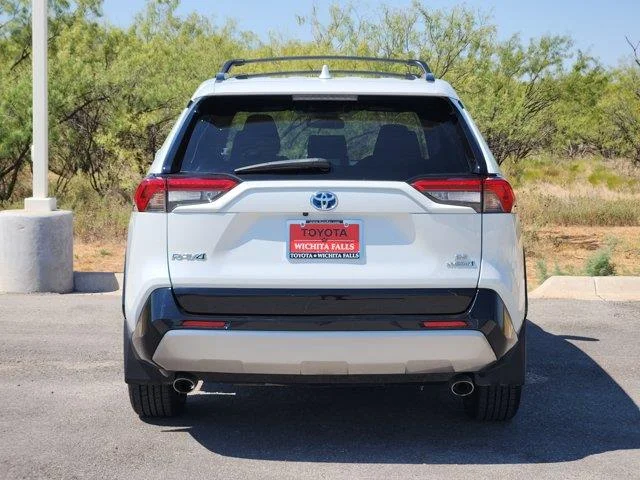 Used 2024 Wind Chill Pear Toyota SE image 5