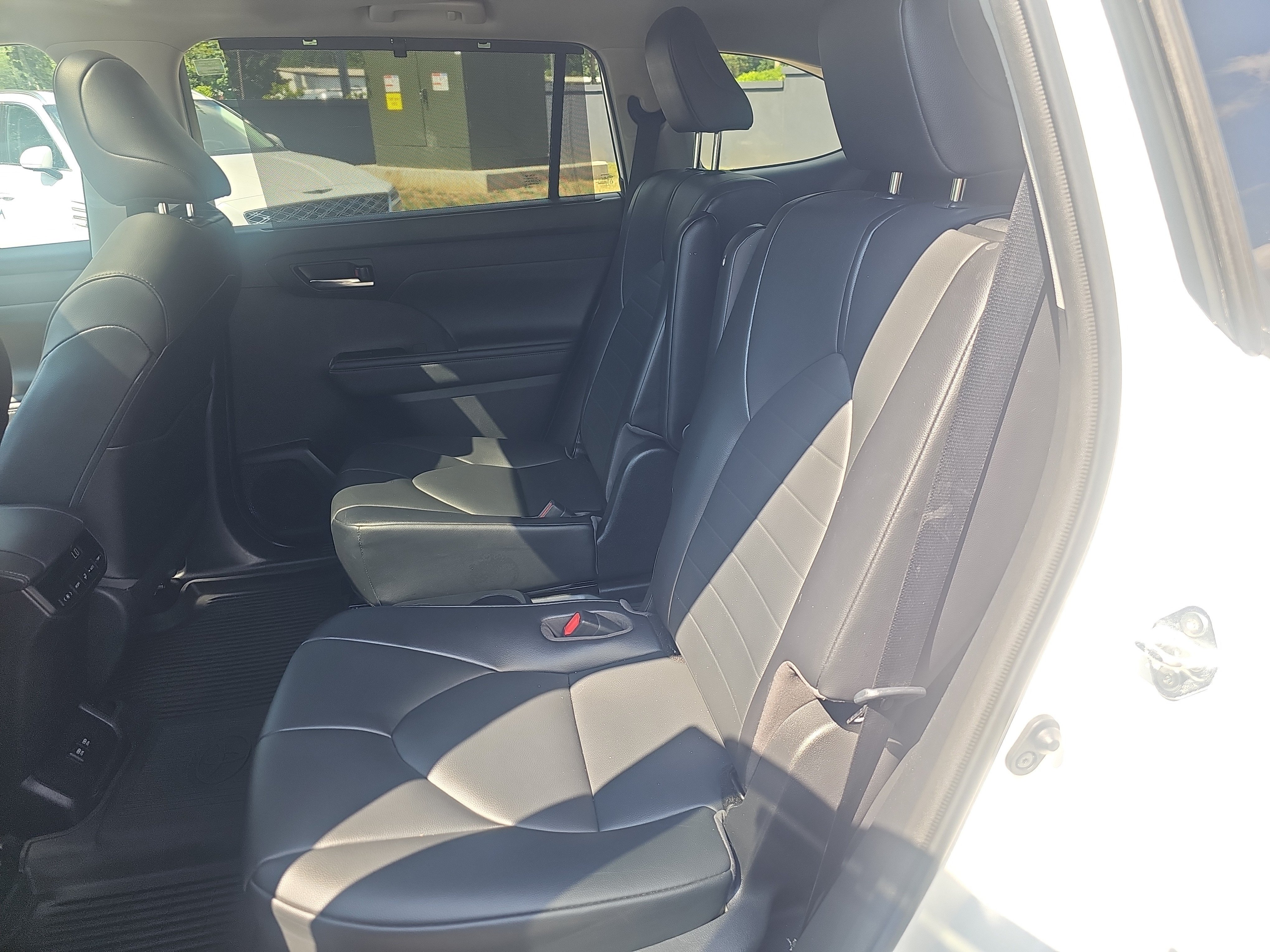 Used 2021 Blizzard Pearl Toyota Hybrid XLE image 29