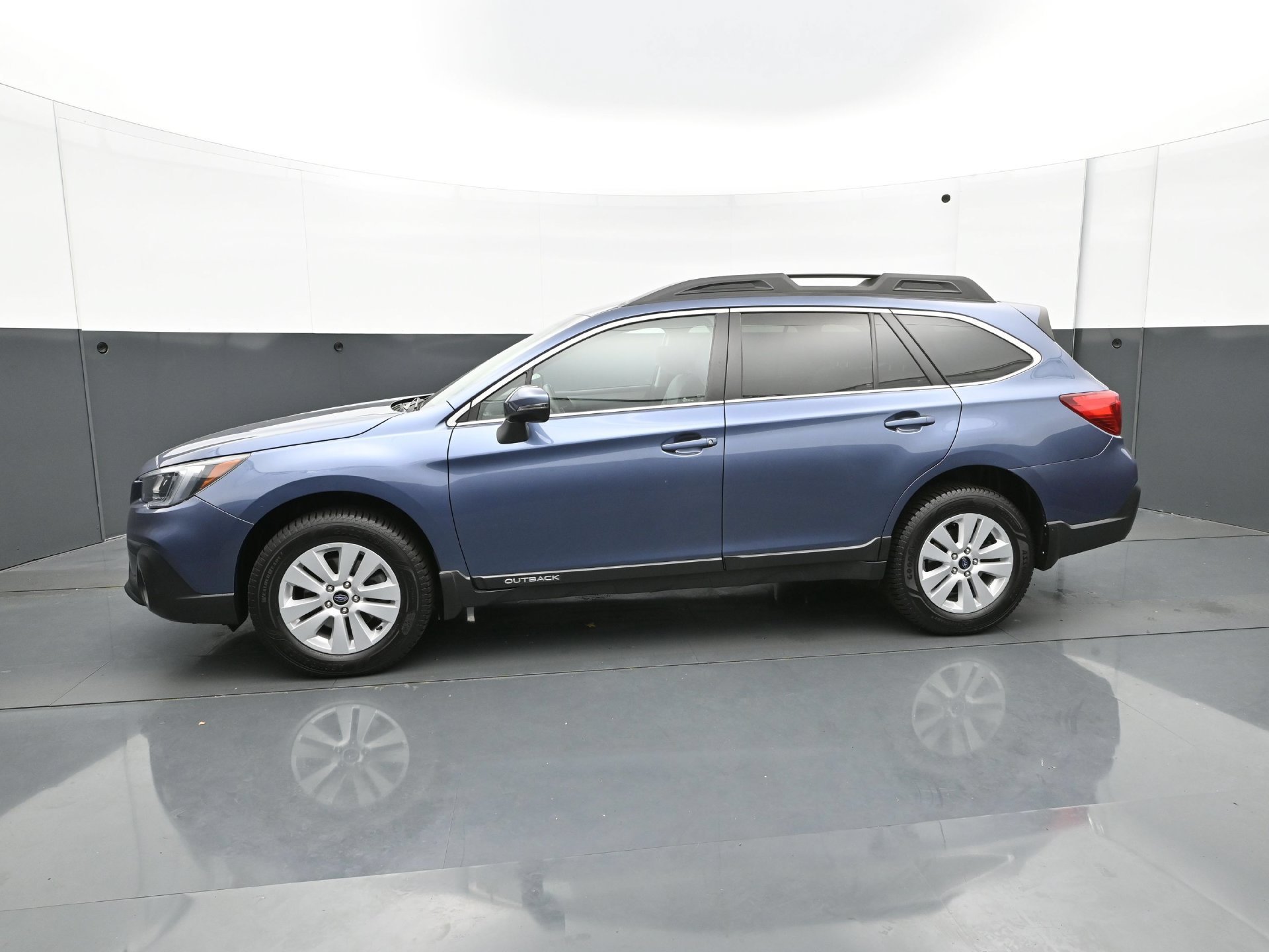 Used 2018 Twilight Blue Metallic Subaru 2.5i Premium image 3