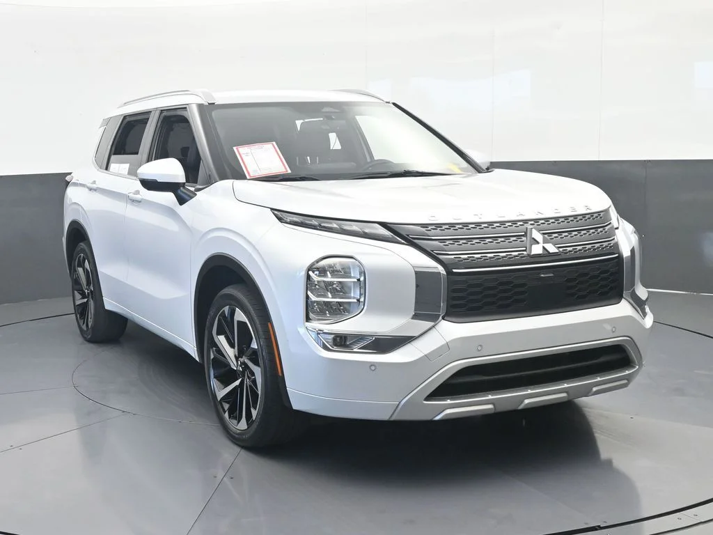 Used 2024 White Mitsubishi SEL image 9