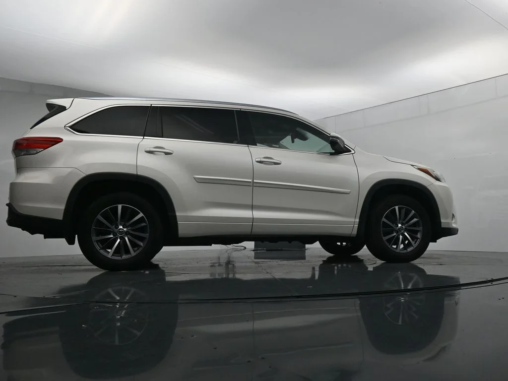Used 2018 White Toyota XLE image 38