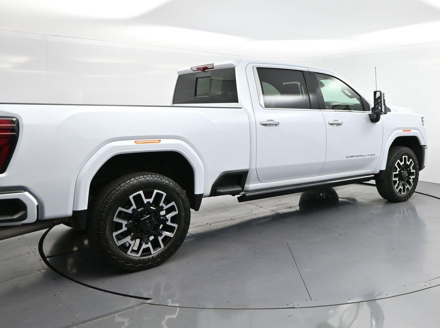 Used 2026 Glacier White Tricoat GMC Denali Ultimate image 7
