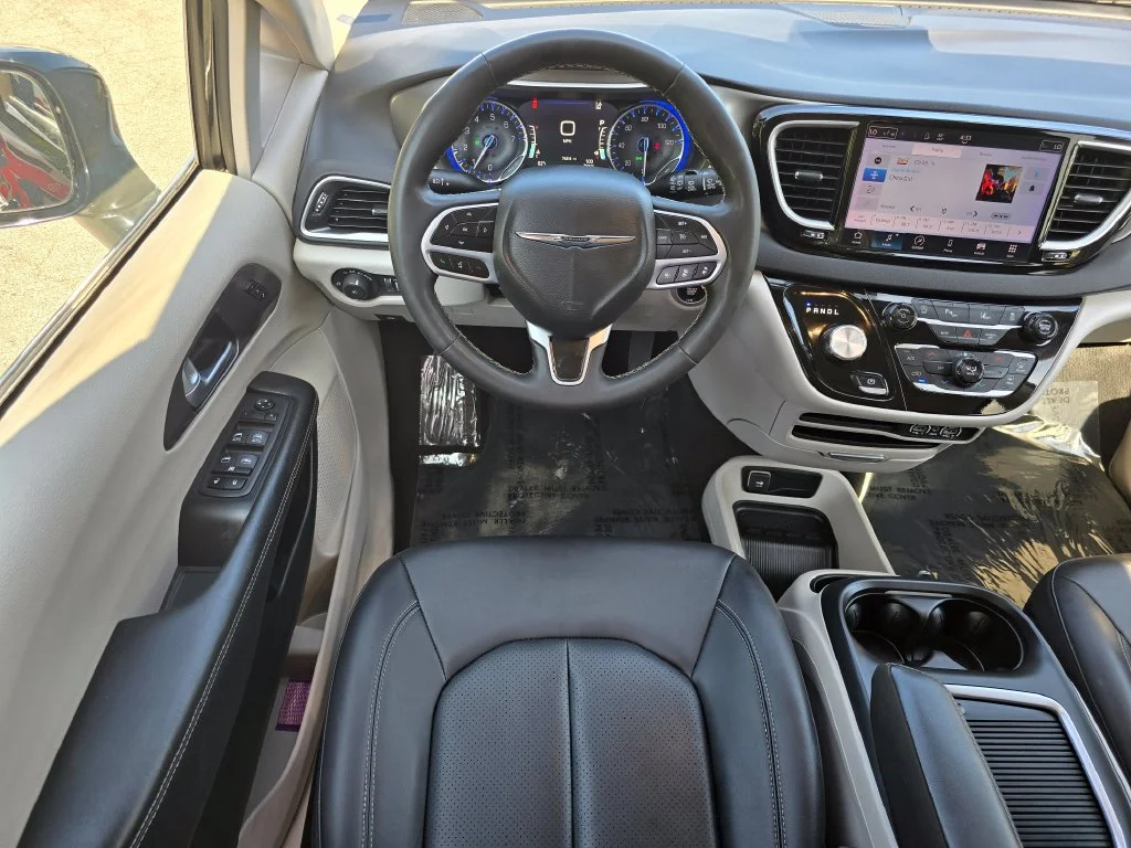 Used 2024 Black Chrysler Touring L image 30