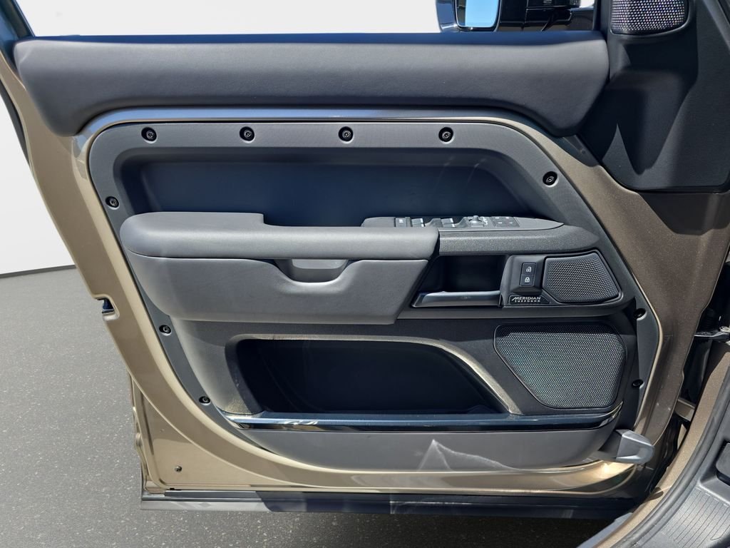 Used 2025 Brown Land Rover OCTA image 27