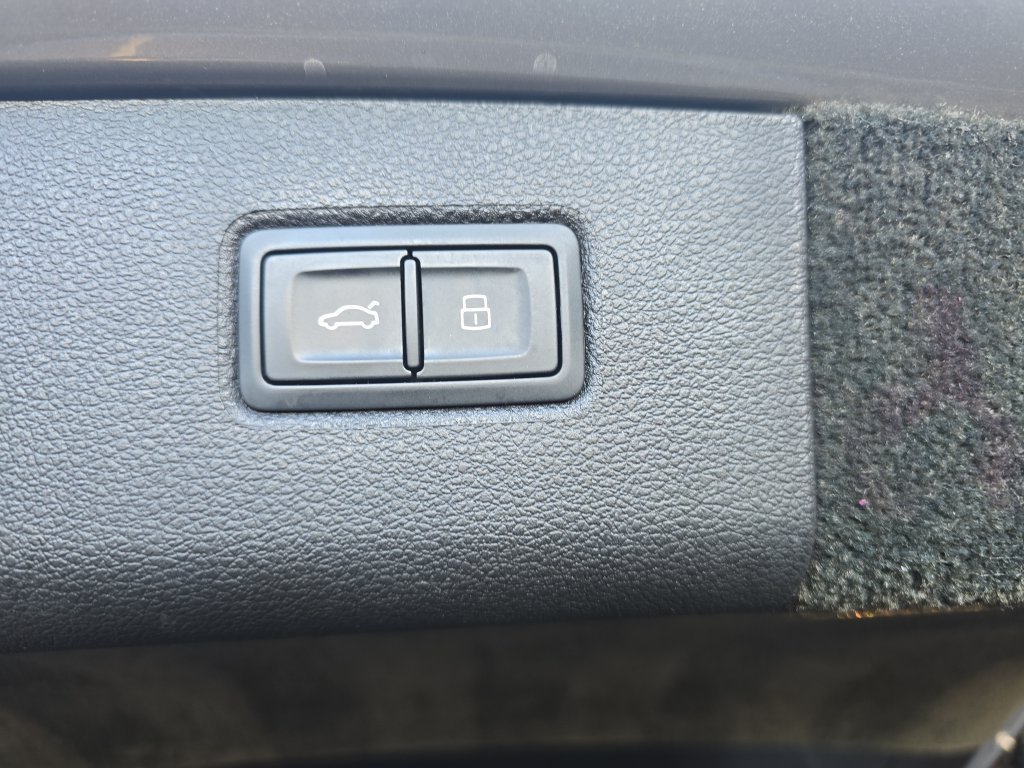 Used 2022 Silver Bentley  image 16