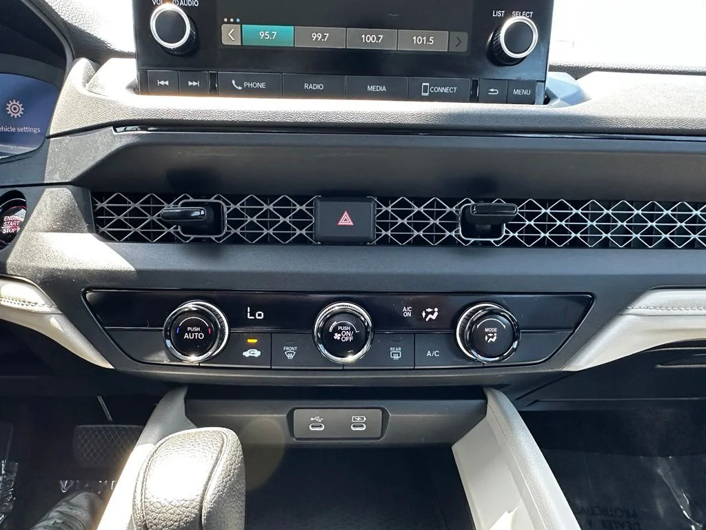 Used 2024  Honda LX image 27