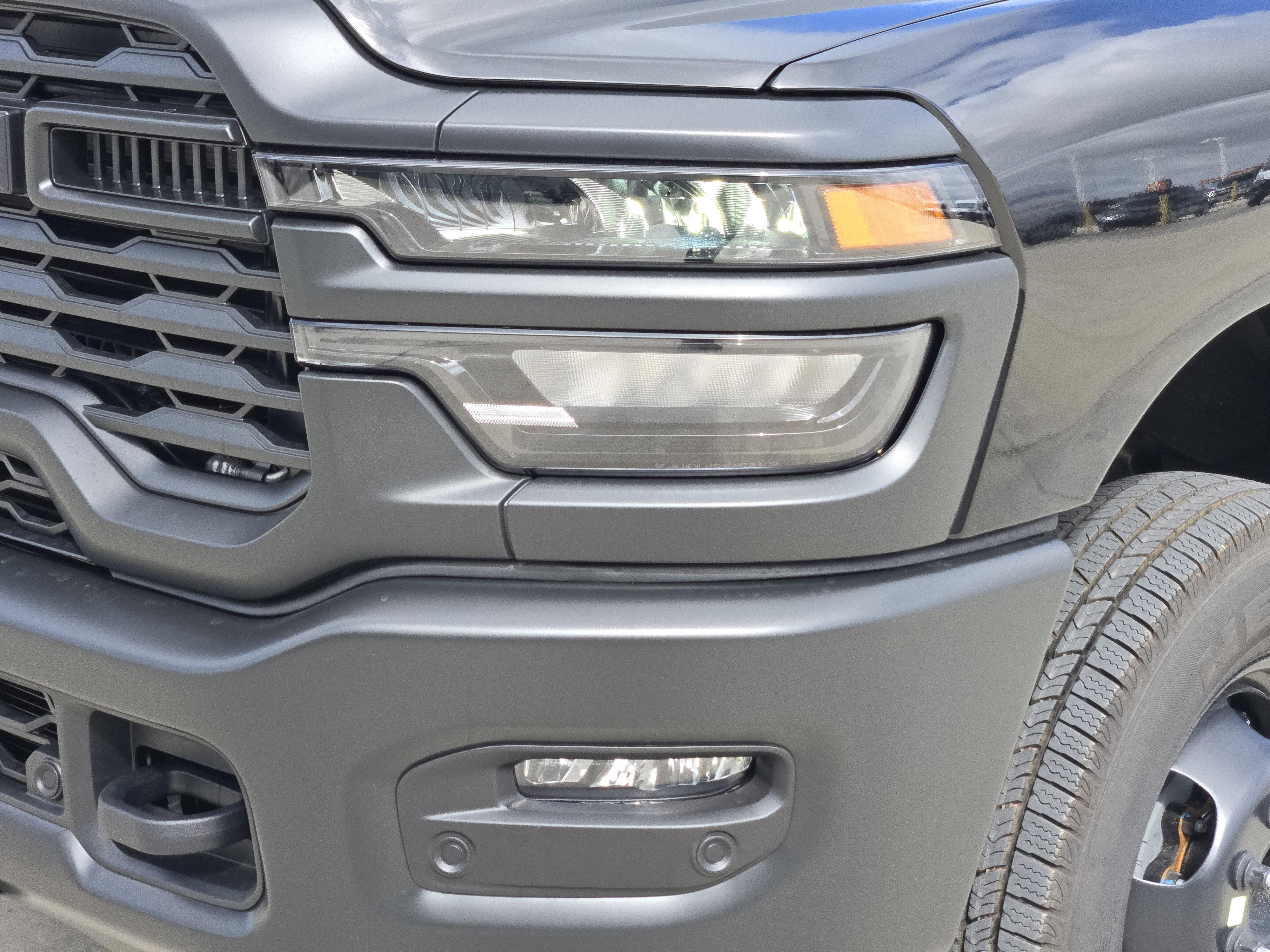 New 2026 Diamond Black Crystal Pearl-Coat Exterior Paint RAM Tradesman image 7