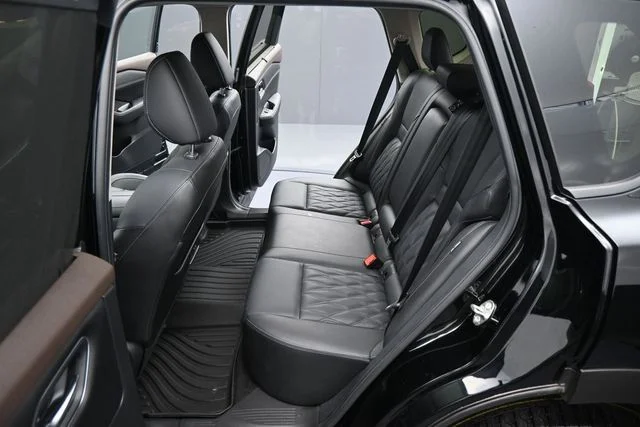 Used 2023 Black Nissan Platinum image 16