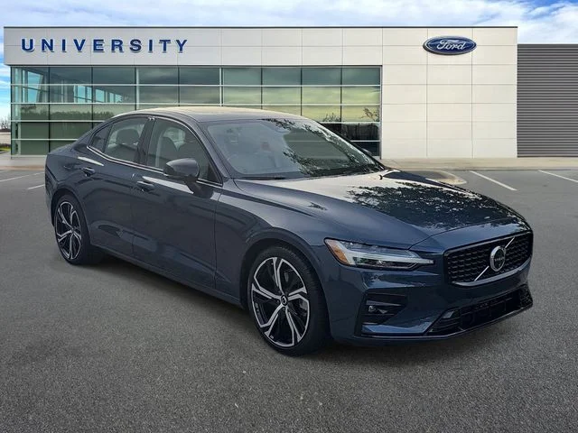 Used 2024 Blue Volvo Ultimate image 1