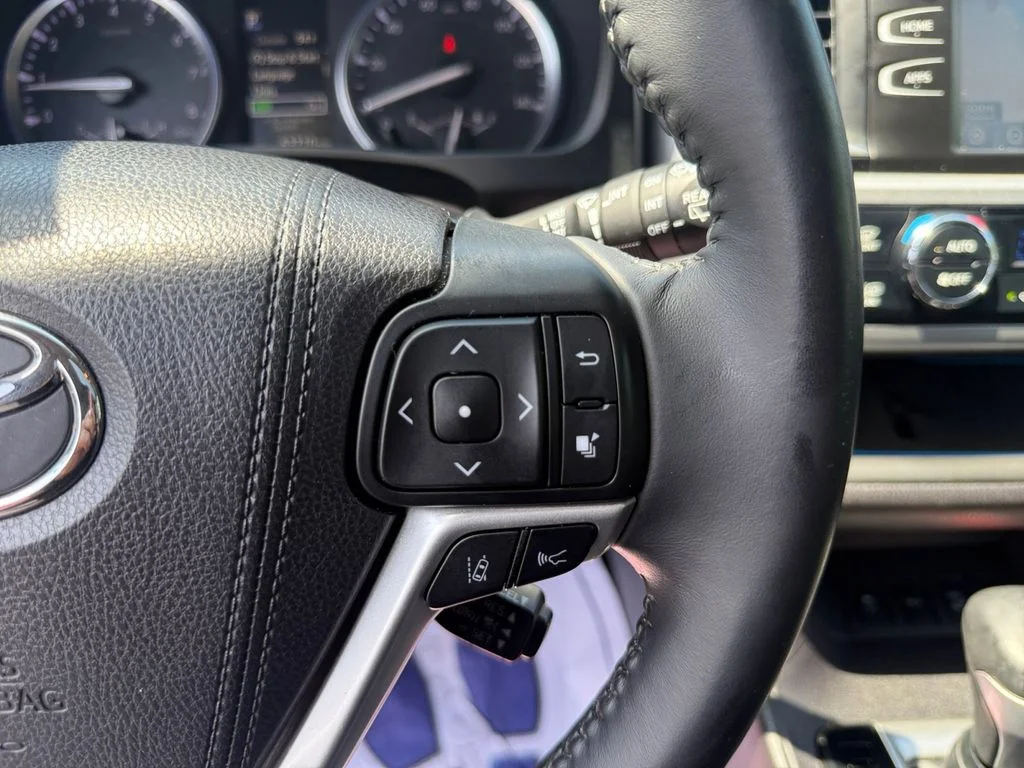 Used 2018 Gray Toyota SE image 34