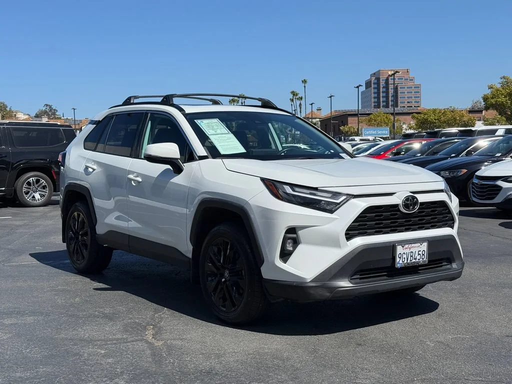 Used 2023  Toyota XLE Premium image 5