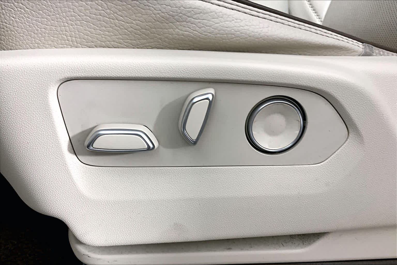 Used 2021 White Frost Tricoat GMC Denali image 30