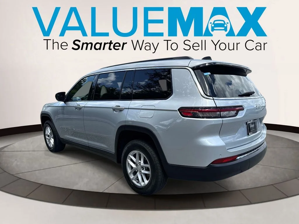 Used 2025 Silver Jeep Laredo image 6