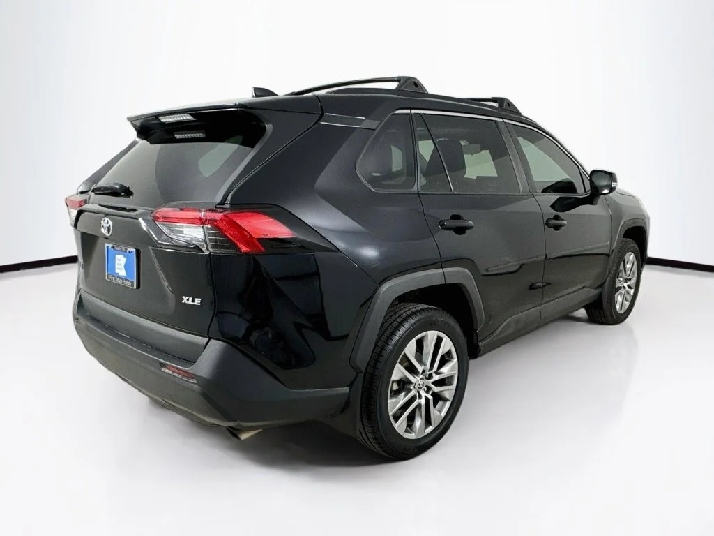 Used 2022 Midnight Black Metallic Toyota XLE Premium image 7