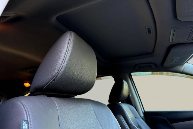 Used 2016 White Honda EX-L image 30