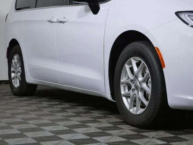 Used 2025 Chrysler Pacifica Select with VIN 2C4RC1BG5SR567893 for sale in Shakopee, Minnesota